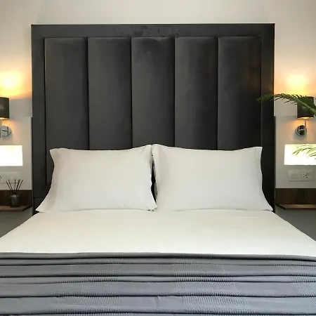 ゲストハウス Antares Luxury 3*