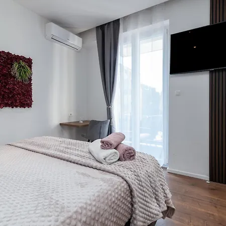 Antares Rooms Split 3*