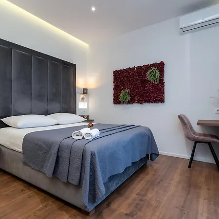 Antares Luxury 3* スプリト