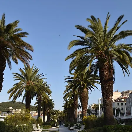 Antares Luxury 3* スプリト