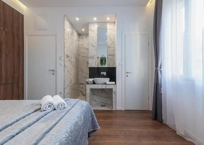 Antares Luxury 3* スプリト