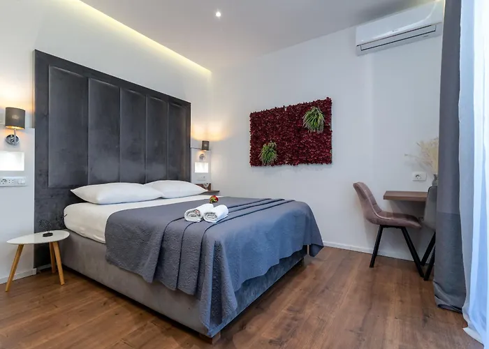 Antares Luxury 3* スプリト